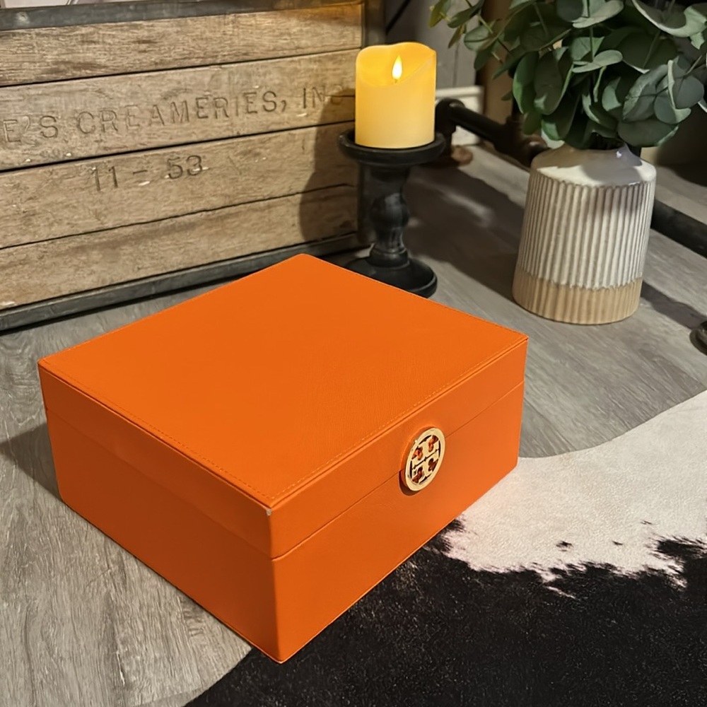 🧡✨Tory Burch Storage/Jewelry Signature Orange Box w/Gold Logo✨🧡 - Picture 7 of 9